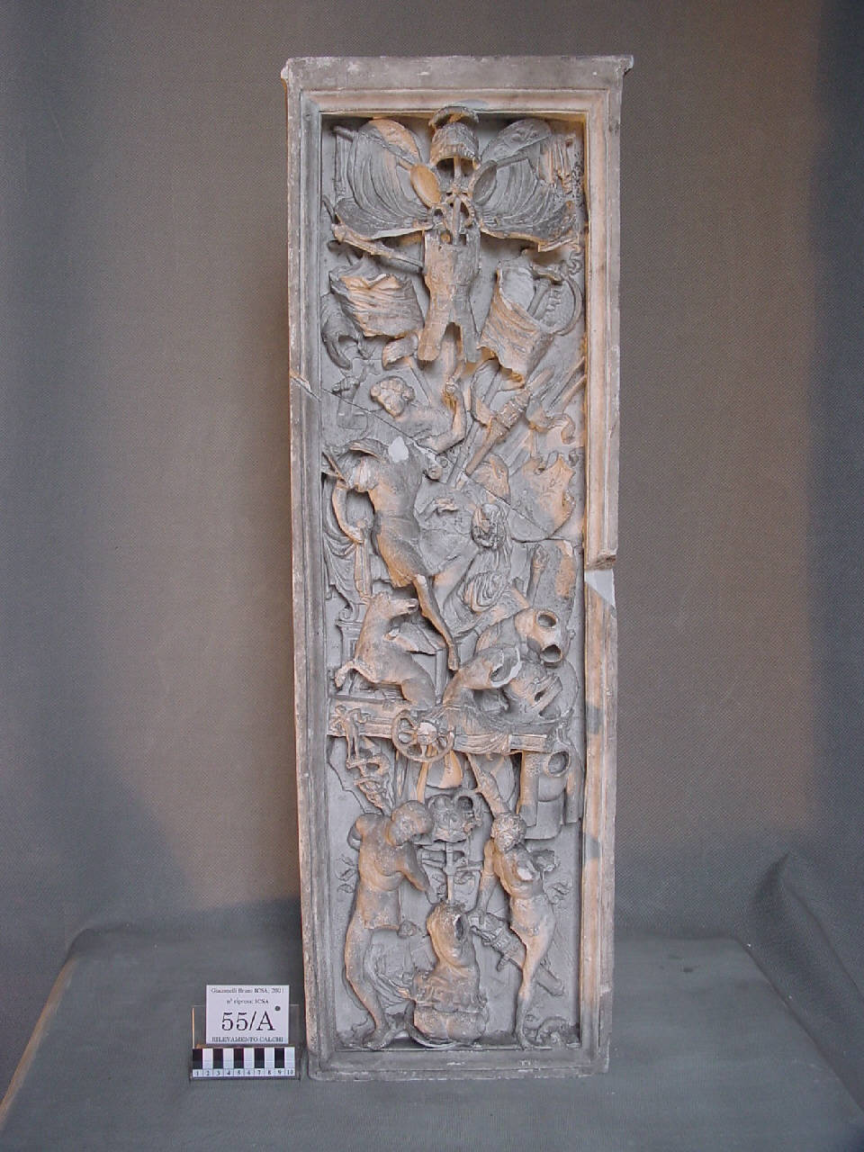 Calco di lastra con figure virili, trofei e carro con unicorno del monumento di Gaston de Foix (lastra, altorilievo) di Pierotti, Pietro (terzo quarto sec. XIX)