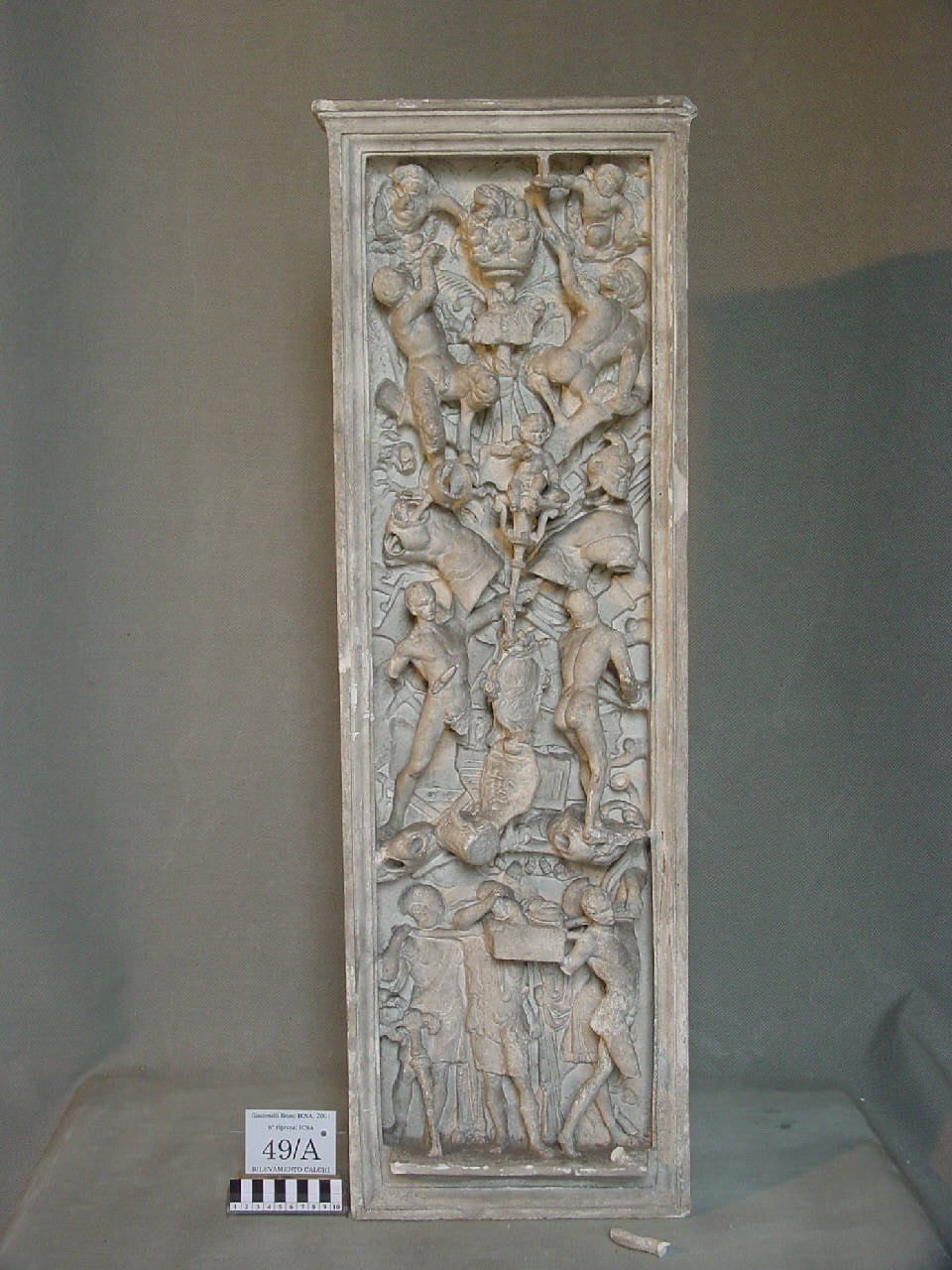 Calco di lastra con figure virili, trofei e armature del monumento di Gaston de Foix (lastra, altorilievo) di Pierotti, Pietro (terzo quarto sec. XIX)