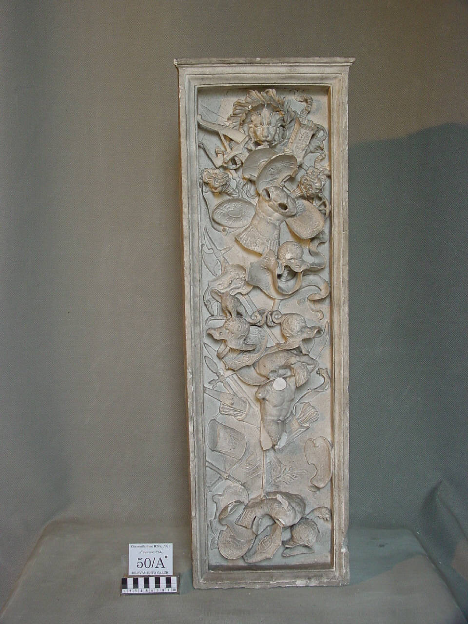 Calco di lastra con figura virile, trofei e protome leonina del monumento di Gaston de Foix (pilastrino) di Pierotti, Pietro (terzo quarto sec. XIX)