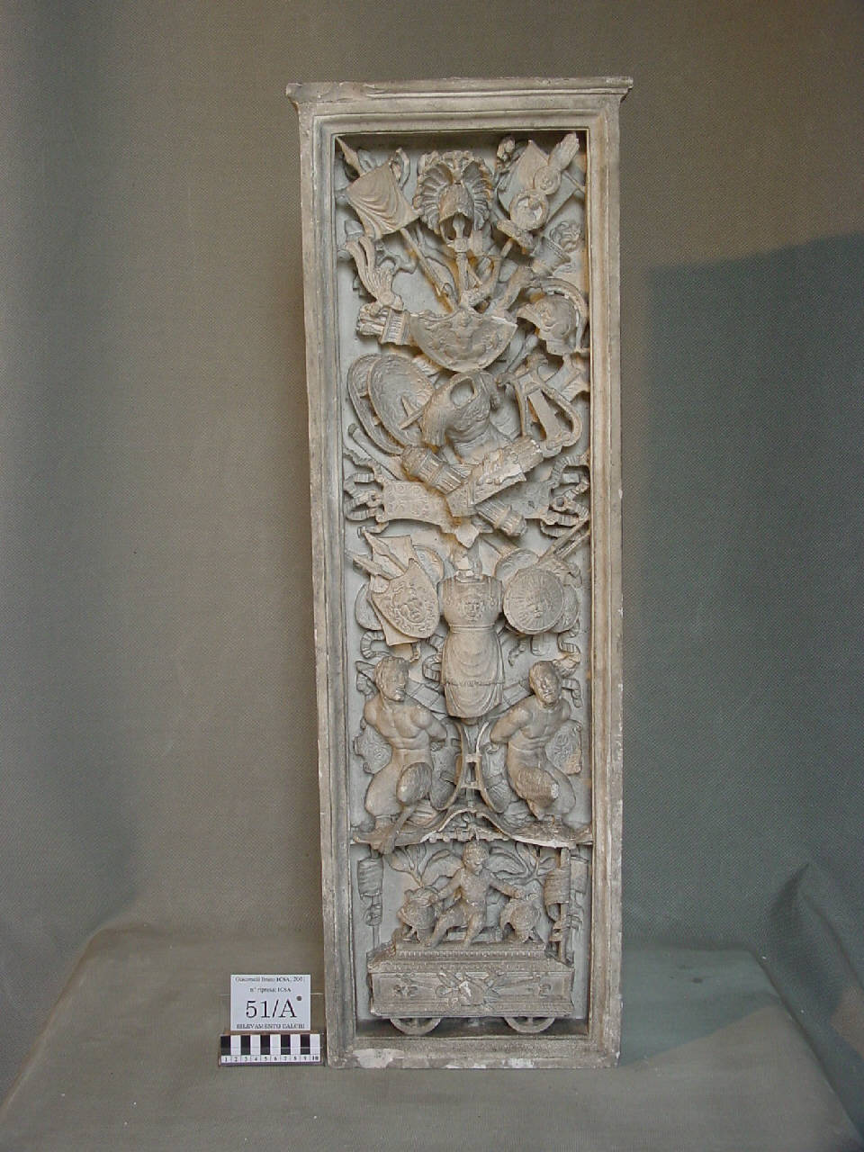 Calco di lastra con trofei e catafalco con putto del monumento di Gaston de Foix (lastra, altorilievo) di Pierotti, Pietro (terzo quarto sec. XIX)