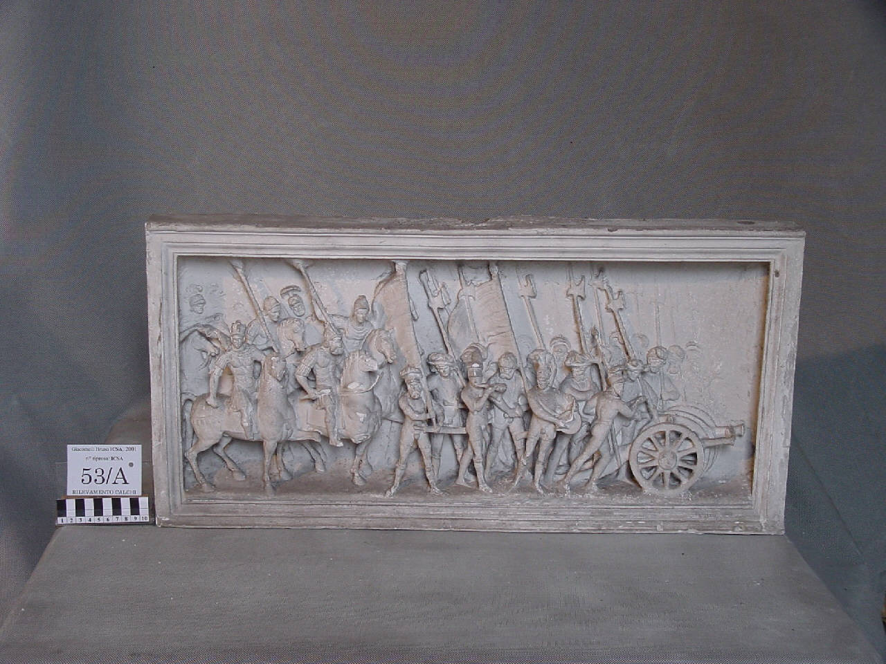 Calco di lastra con soldati a cavallo e a piedi che si preparano per la battaglia del monumento di Gaston de Foix (lastra, altorilievo) di Pierotti, Pietro (terzo quarto sec. XIX)