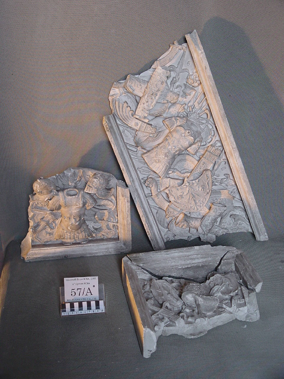 Calco di lastra con trofei militari e panoplie (tre frammenti) del monumento di Gaston de Foix (lastra, parti di) di Pierotti, Pietro (terzo quarto sec. XIX)