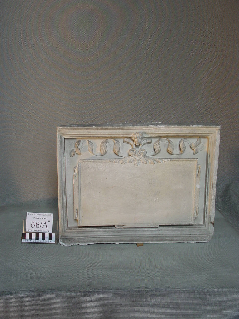 Calco di lastra con targa, protome leonina e nastro del monumento di Gaston de Foix (lastra, rilievo) di Pierotti, Pietro (terzo quarto sec. XIX)