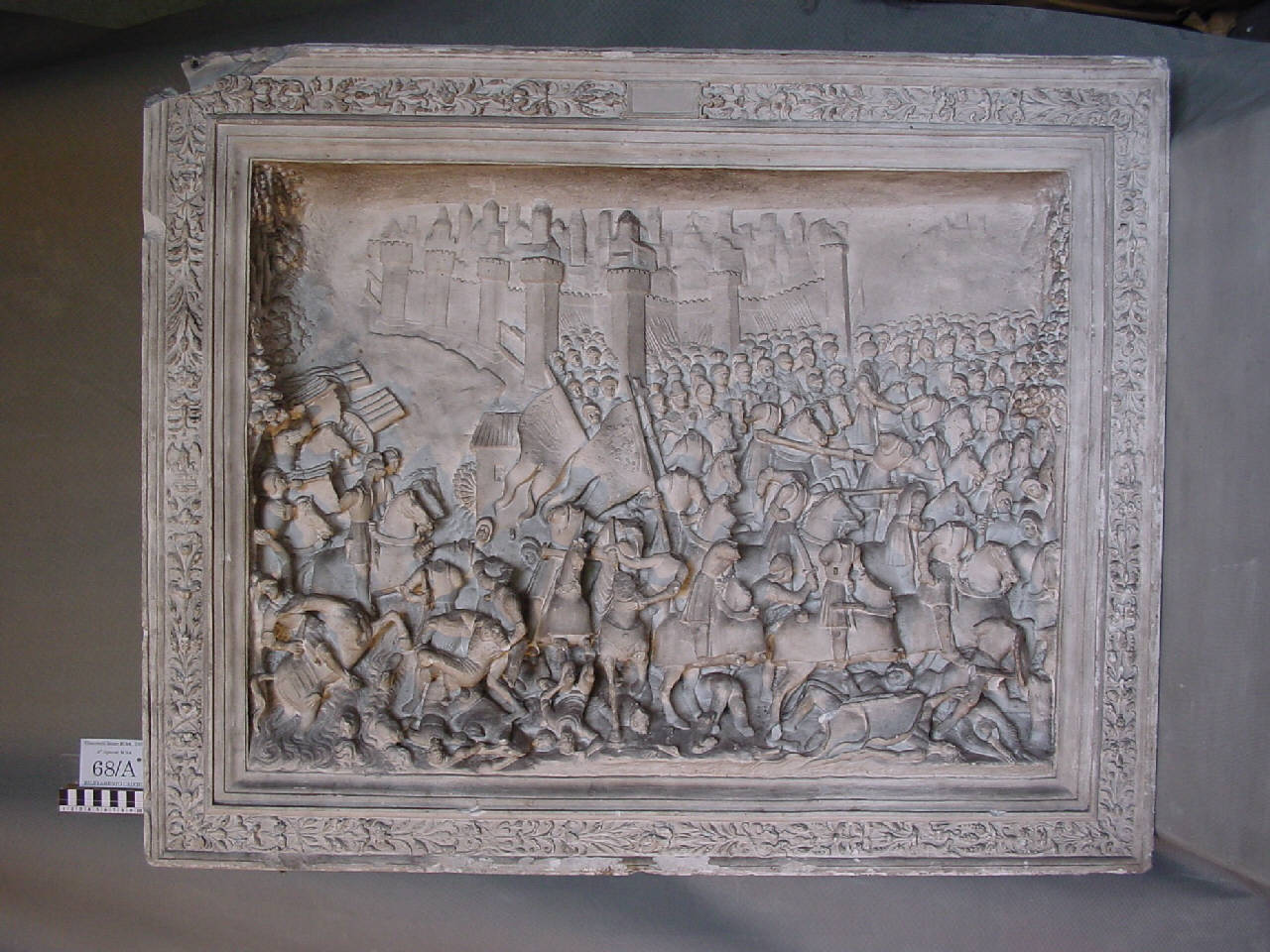 Calco di rilievo con la ritirata degli spagnoli e la morte di Gaston de Foix del monumento di Gaston de Foix (lastra, altorilievo) di Pierotti, Pietro (terzo quarto sec. XIX)