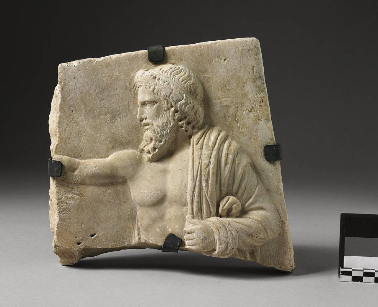 Figura maschile di profilo frammentaria (lastra, parte di rilievo) di Scultore - ambito italiano (sec. I)