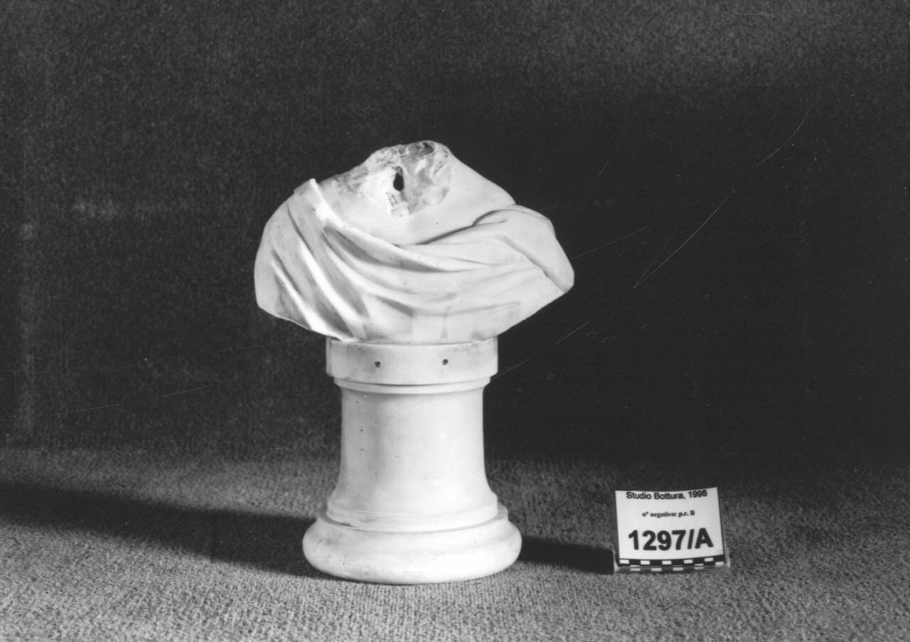 Busto acefalo su alto basamento (busto acefalo) di Scultore - ambito lombardo (sec. XVI)