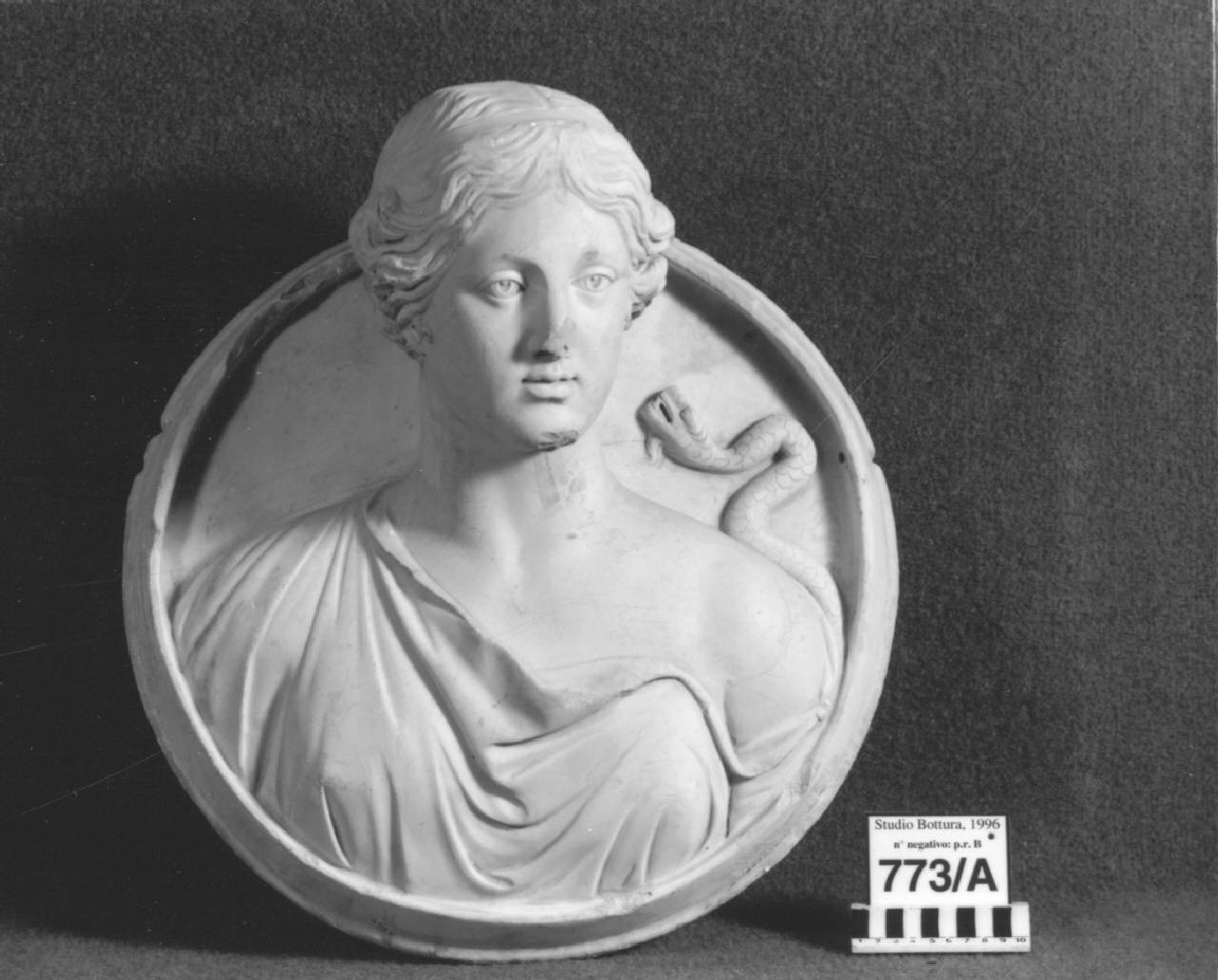 Medaglione con busto femminile ad altorilievo (medaglione) di Scultore - ambito italiano (prima metà sec. XIX)