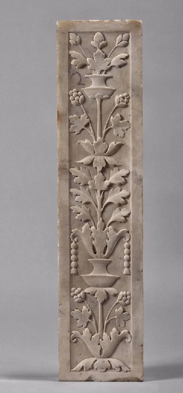 Lesena di parapetto decorata a candelabra (parapetto, parte di) di Sanmicheli, Bartolomeo; Sanmicheli, Matteo (cerchia (?); ) (primo quarto sec. XVI)