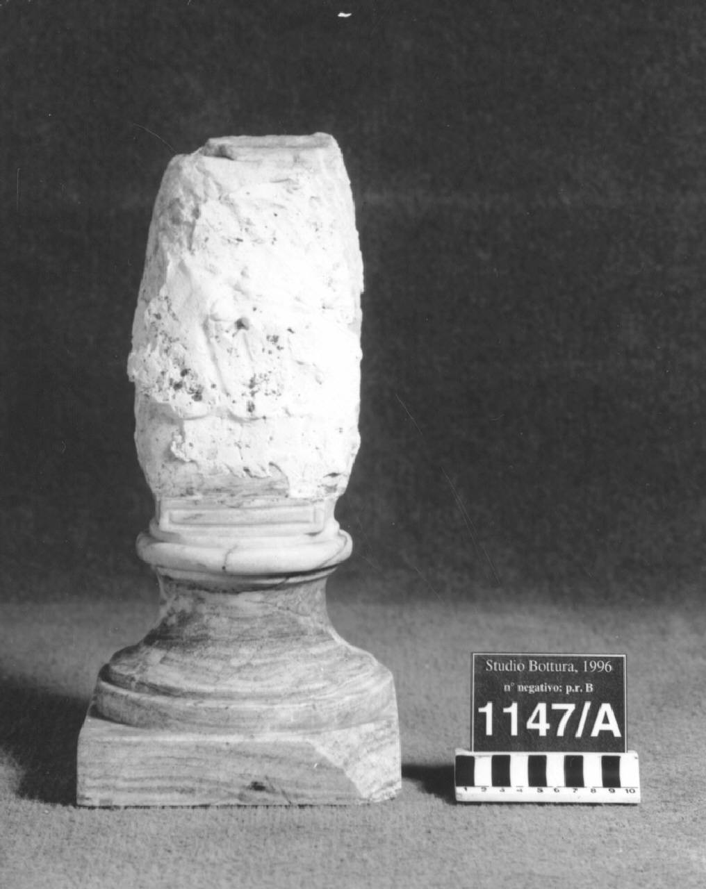 Base di pilastrino?, uno di tre (base) di Scultore - ambito lombardo (fine/ inizio sec. XIX)