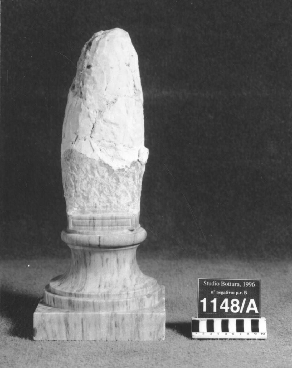 Base di pilastrino?, uno di tre (base) di Scultore - ambito lombardo (fine/ inizio sec. XIX)