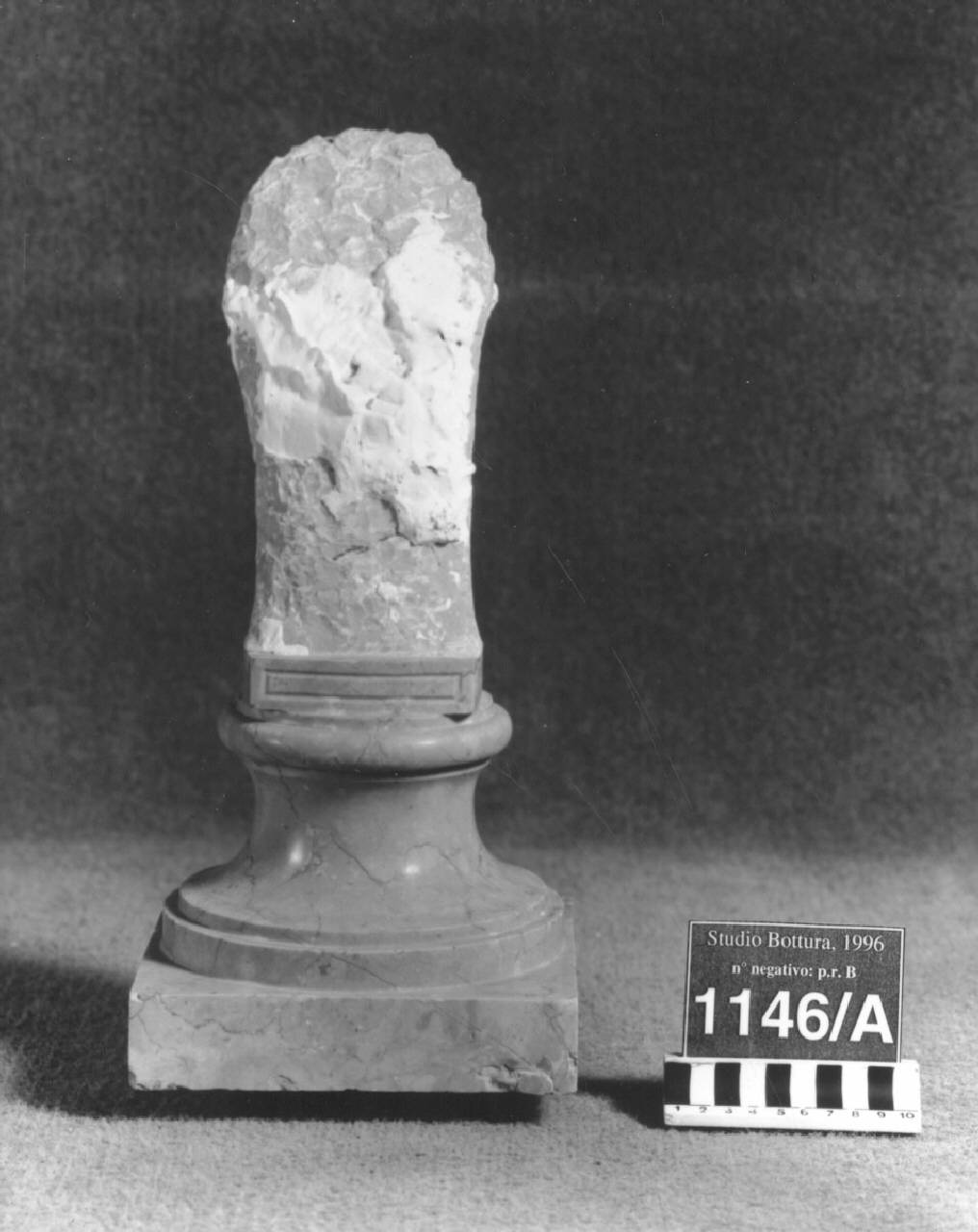 Base di pilastrino?, uno di tre (base) di Scultore - ambito lombardo (fine/ inizio sec. XIX)
