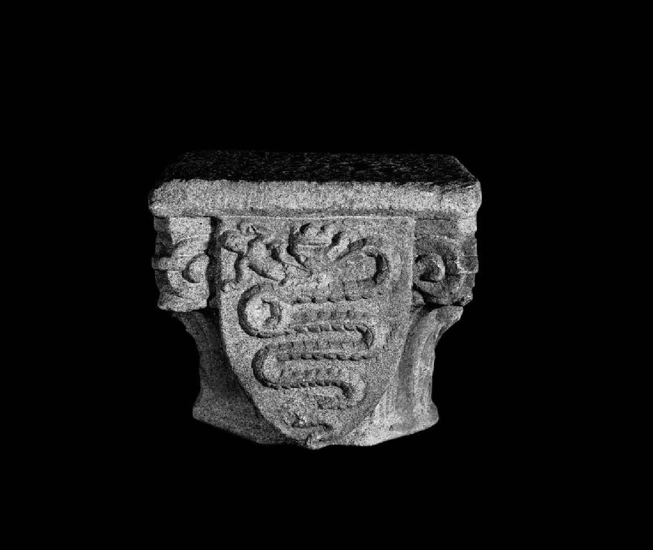 Capitello composito ottagono con stemma Visconti (capitello) di Scultore - ambito lombardo (terzo quarto sec. XV)