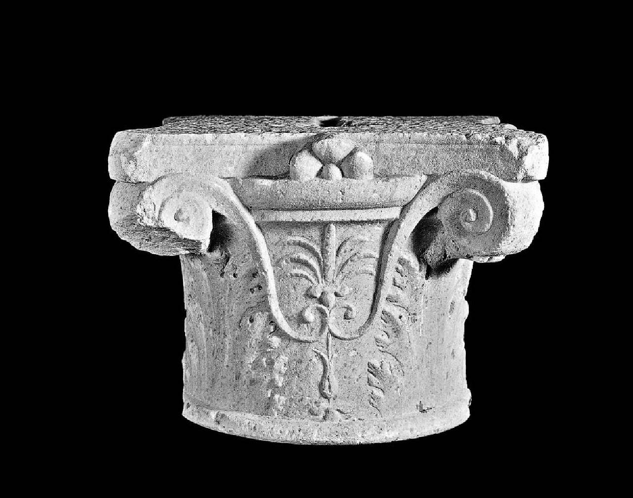 Capitello da palazzo Carmagnola? (capitello) di Scultore - ambito lombardo (fine sec. XV)