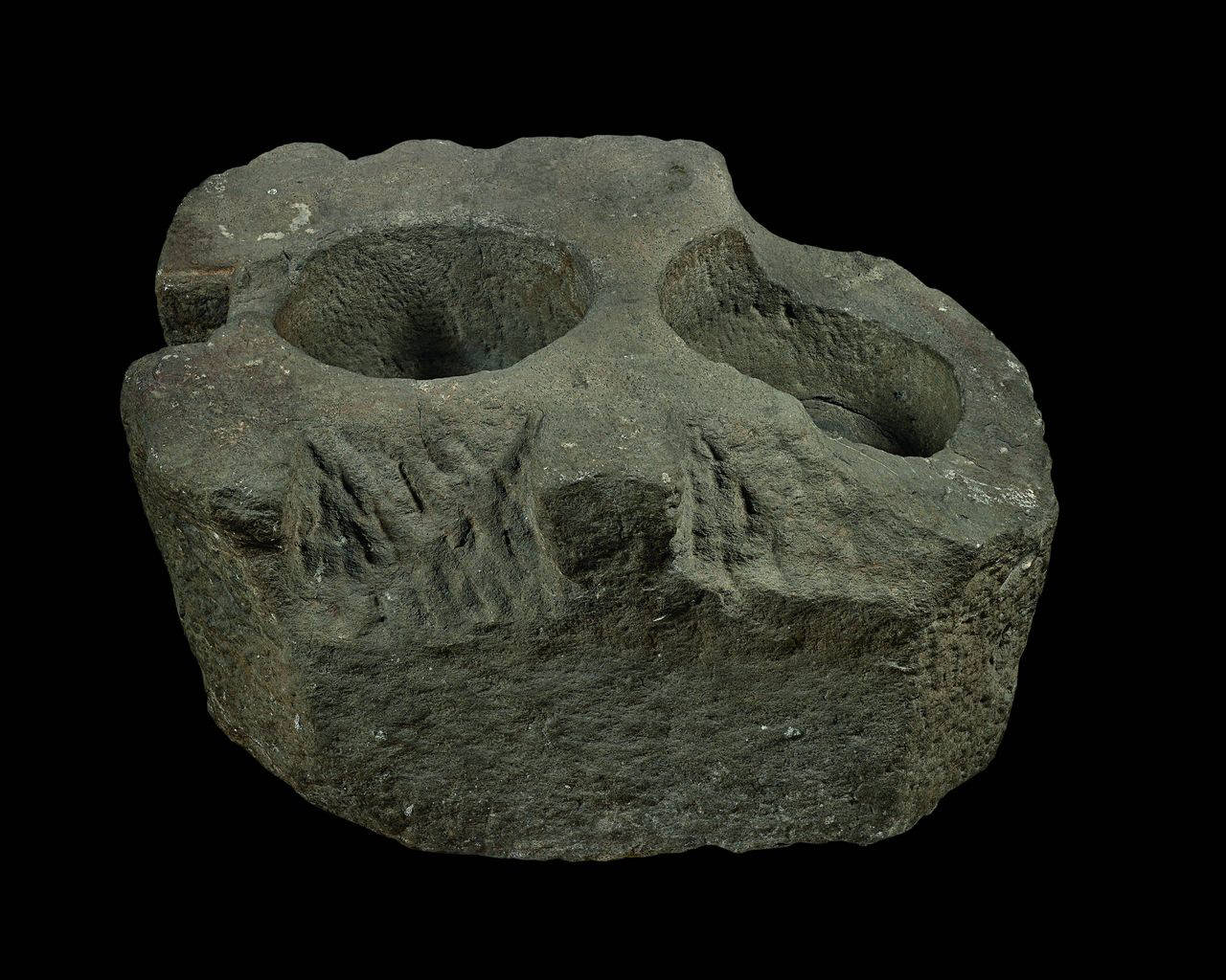 Capitello? reimpiegato con fori semisferici (capitello? reimpiegato) di Scultore - ambito lombardo (secc. XIII/ XVIII)