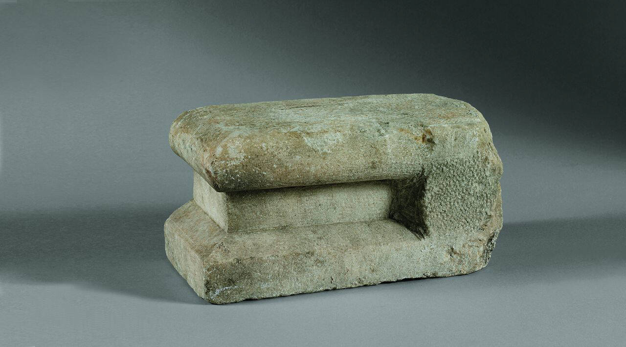 Base in due parti contigue (base) di Scultore - ambito lombardo (secondo quarto sec. XIV)