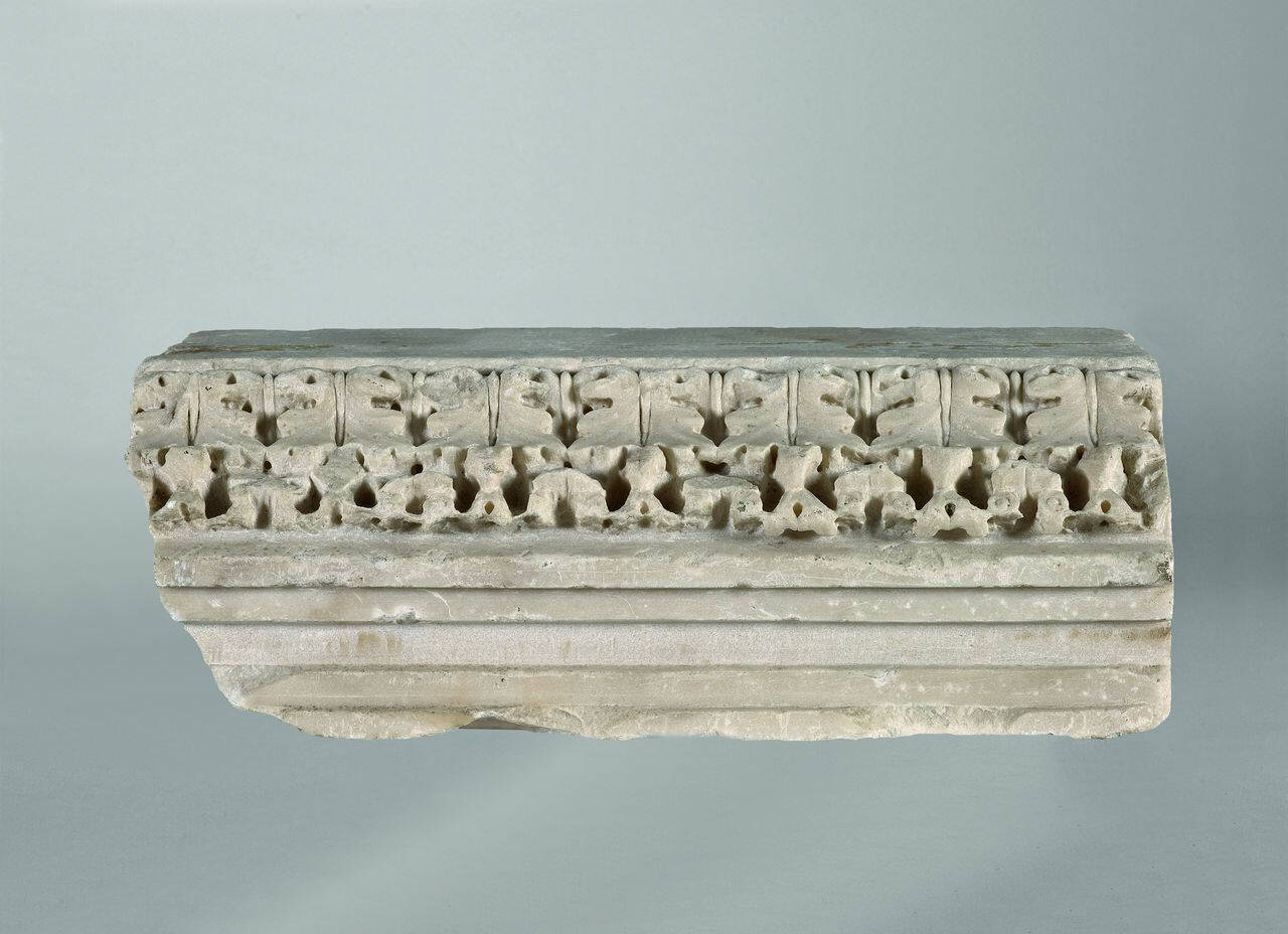 Cornice modanata con una faccia a due ordini di motivi, vegetali? (cornice, reimpiegata?) di Scultore - ambito lombardo (prima metà sec. XIV)