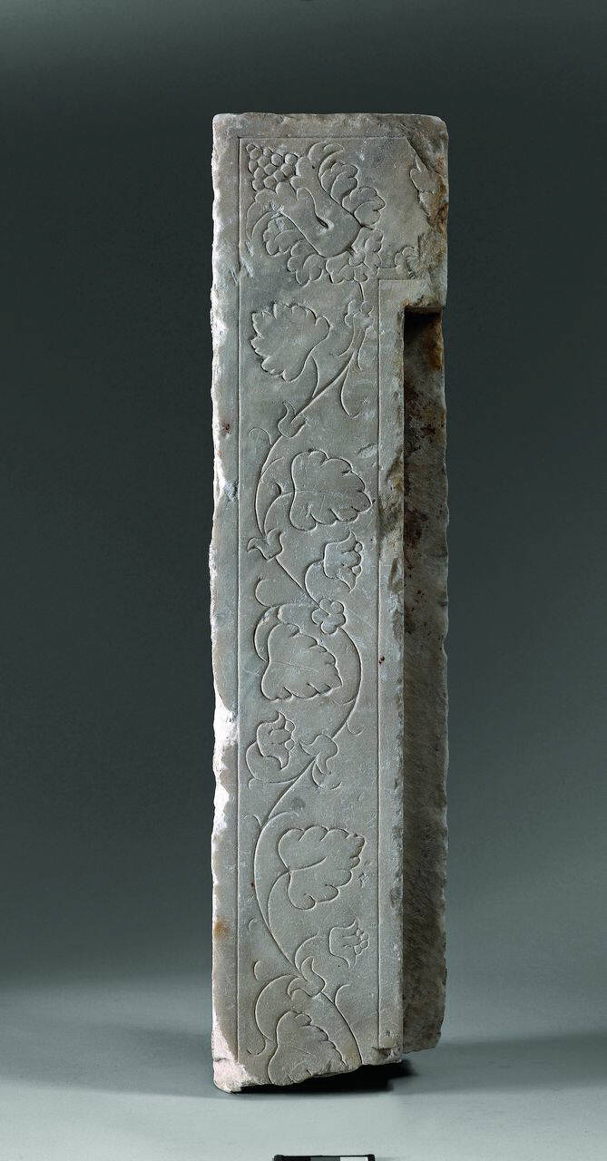 Cornice frammentaria con tralcio inciso (cornice, reimpiegata?) di Scultore - ambito lombardo (fine sec. XV)