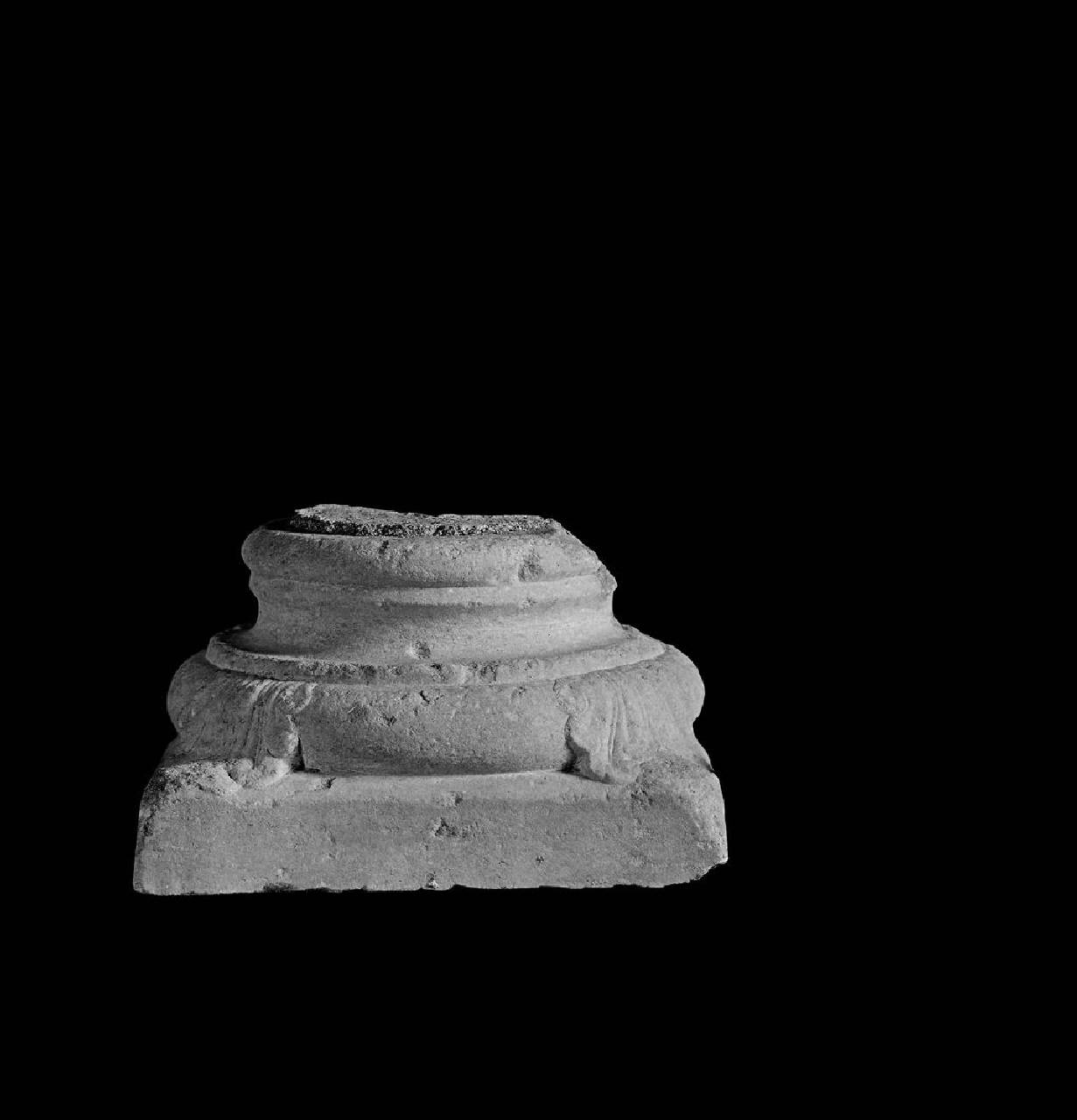 Base di colonna unghiata, frammentaria (base di colonna, frammentaria) di Scultore - ambito lombardo (sec. XV)