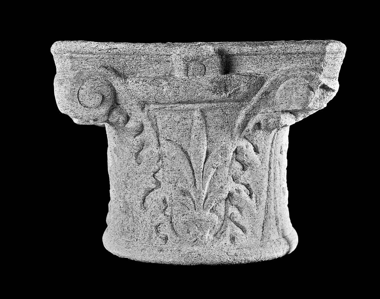 Capitello a grandi foglie d'acanto e quattro diverse palmette (capitello) di Scultore - ambito lombardo (fine/inizio sec. XV)