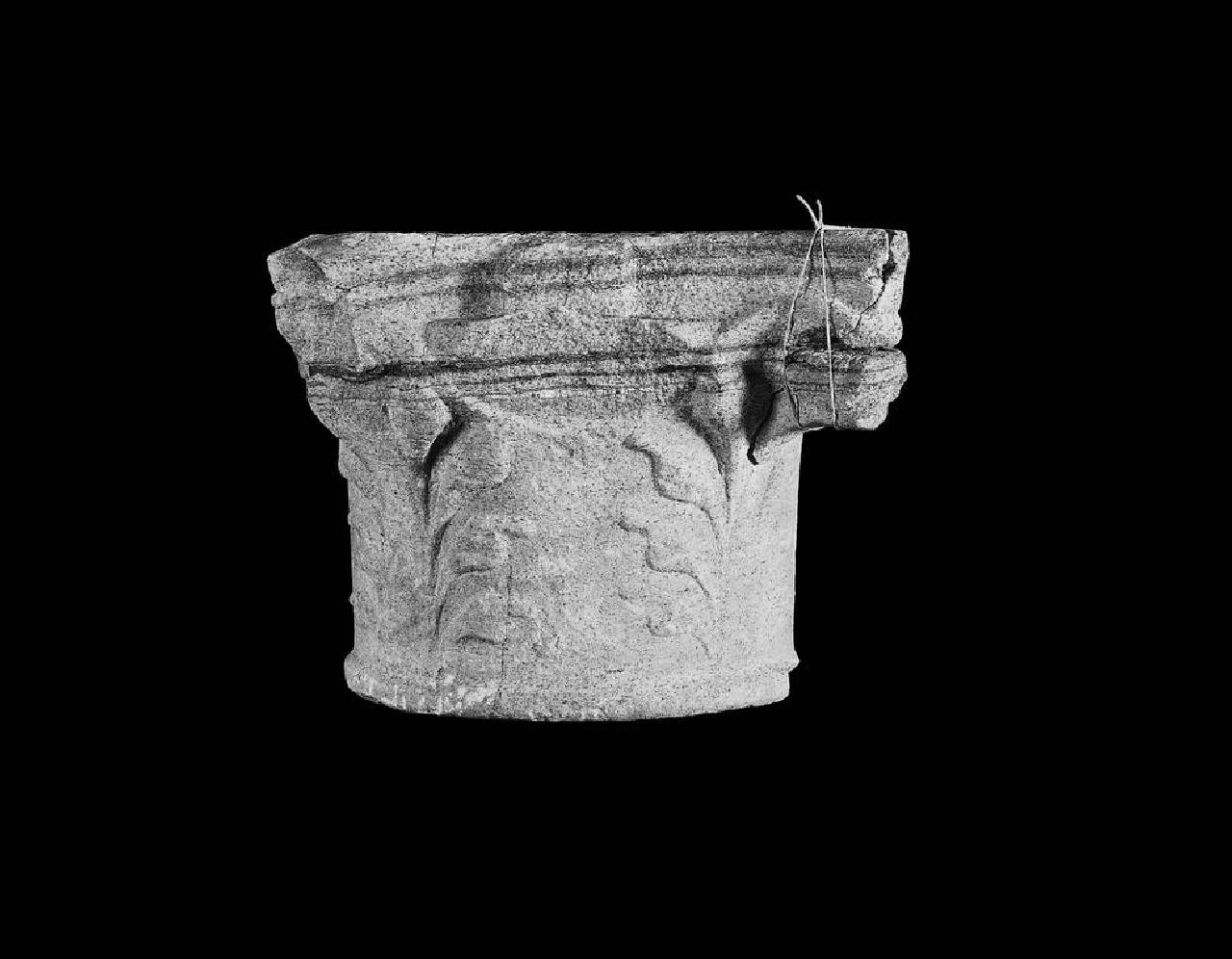 Capitello a grandi foglie polilobate (capitello) di Scultore - ambito lombardo (fine/inizio sec. XV)