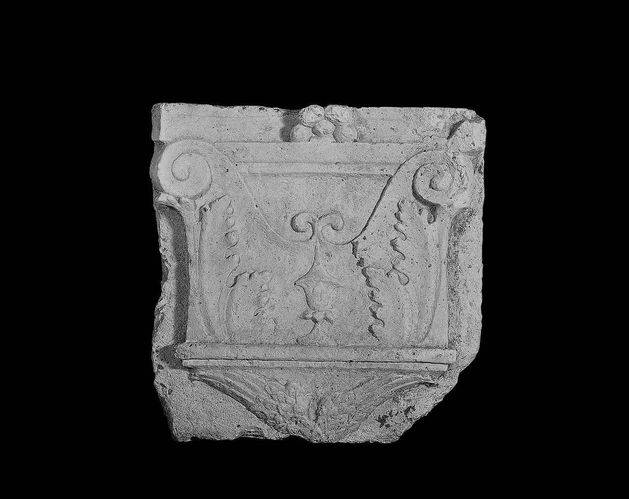 Peduccio con foglie d'acanto sostenute da ali di cherubino (peduccio) di Scultore - ambito lombardo (fine/inizio sec. XV)