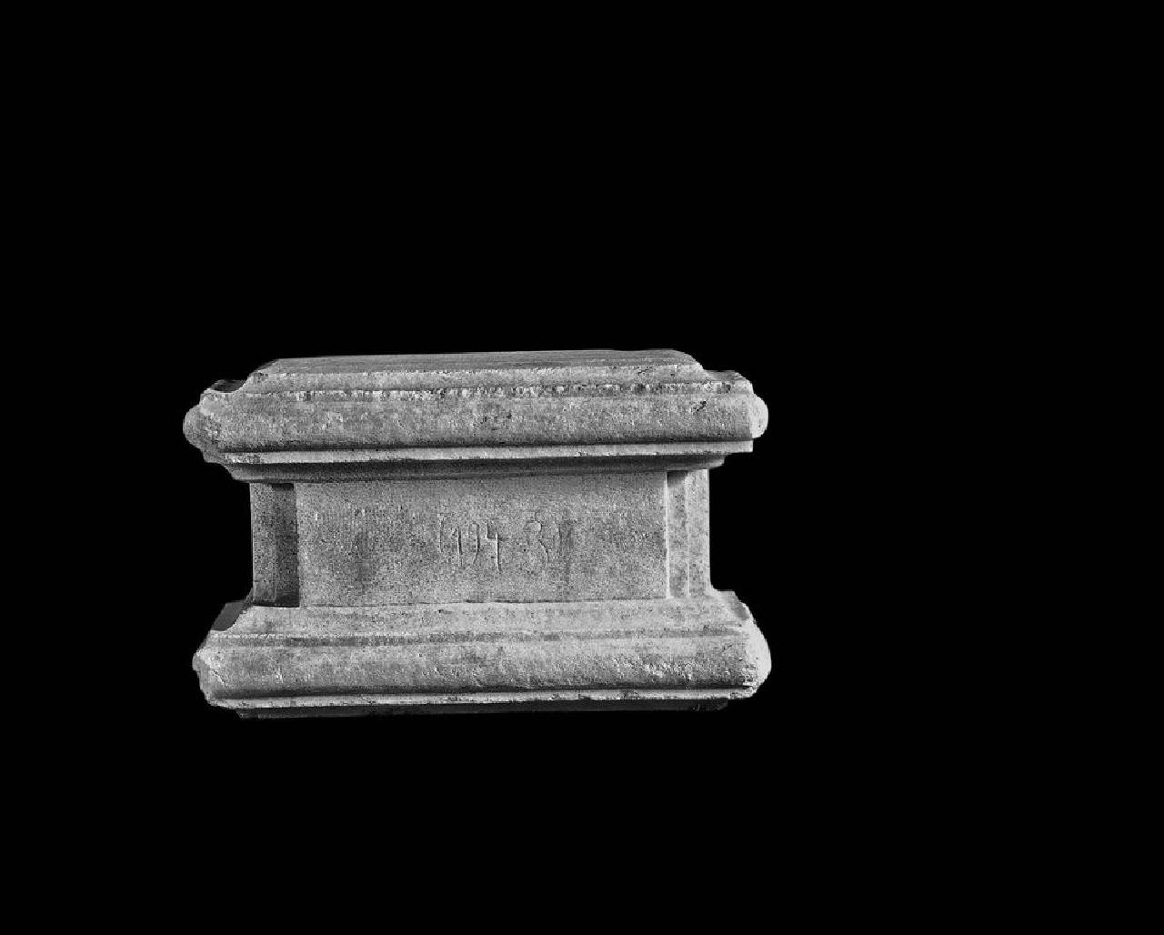 Base con scritta incisa 1943 (base) di Scultore - ambito lombardo (sec. XVII)