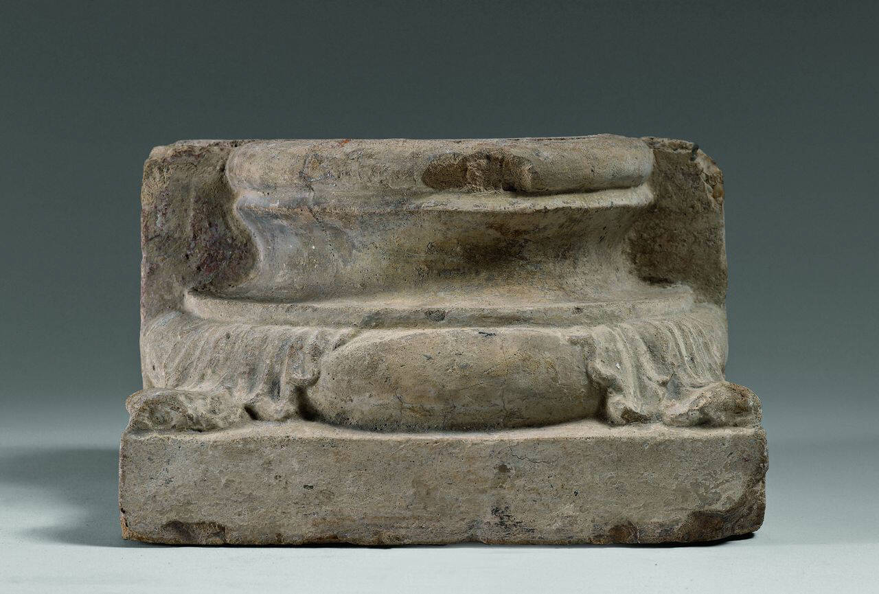 Base di semi colonna con intrusioni cementizie (base di semi colonna) di Scultore - ambito lombardo (secc. XV/ XIX)