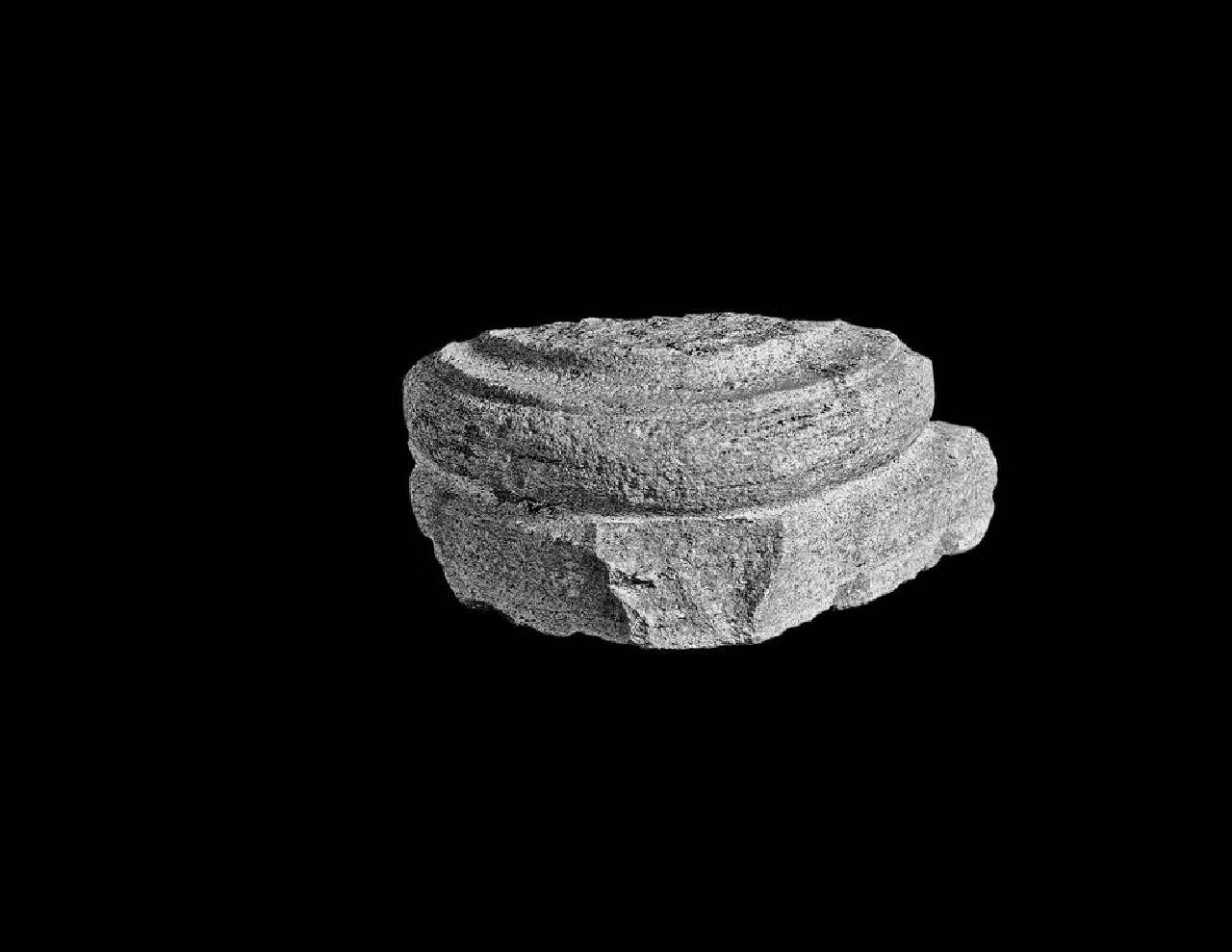 Base di semi colonna, parte di (base) di Scultore - ambito lombardo (sec. XVI)