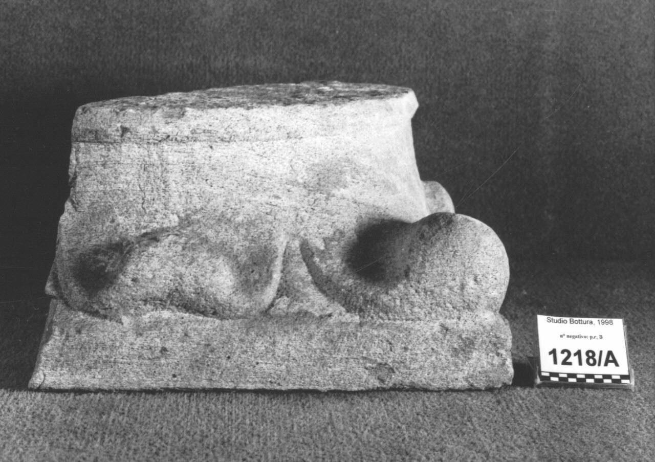 Capitello di semi colonna con grandi foglie d'acqua (capitello di semi colonna) di Scultore - ambito lombardo (prima metà sec. XIV)