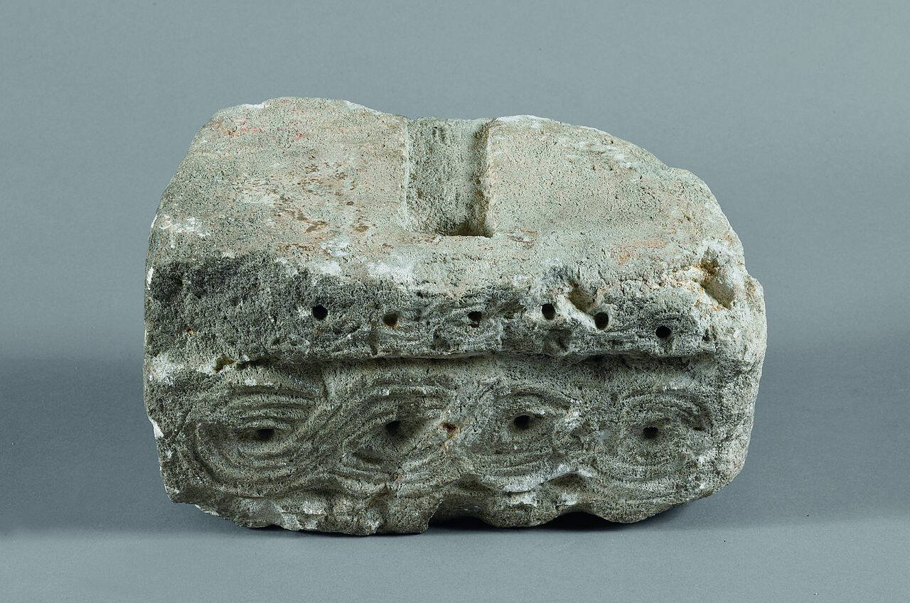 Cornice con treccia bisolcata, parte di (base d'imposta, cornice) di Scultore - ambito lombardo (fine/inizio sec. VIII)