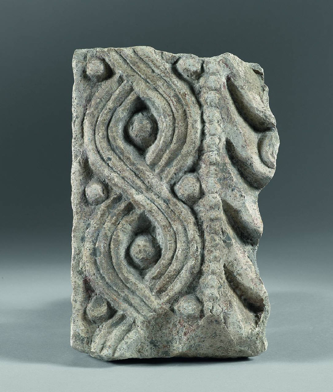 Cornice con treccia bisolcata (cornice, parte di) di Scultore - ambito lombardo (fine/inizio sec. VIII)