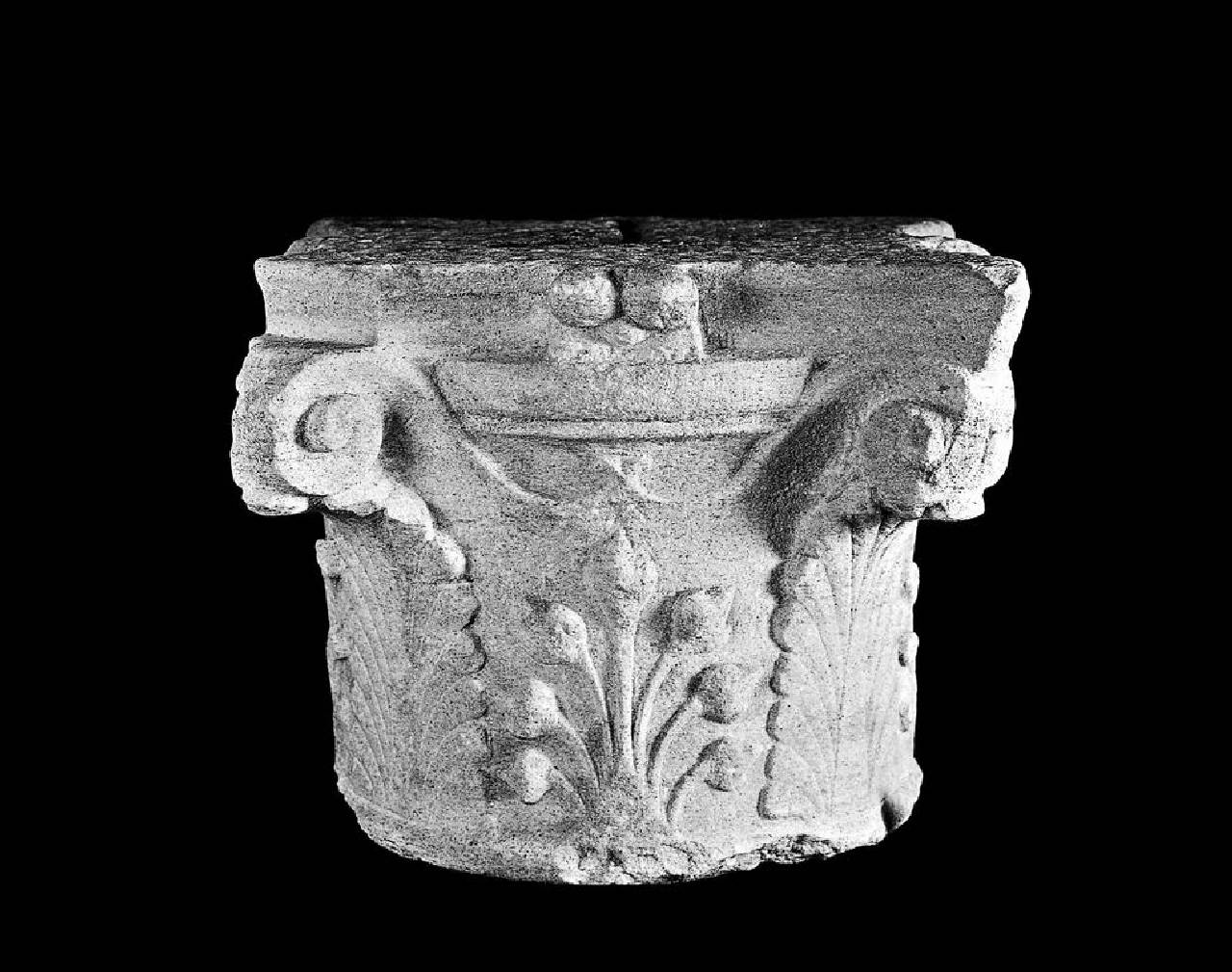Capitello a un ordine di grandi foglie alternate a palmette (capitello) di Scultore - ambito lombardo (fine sec. XV)