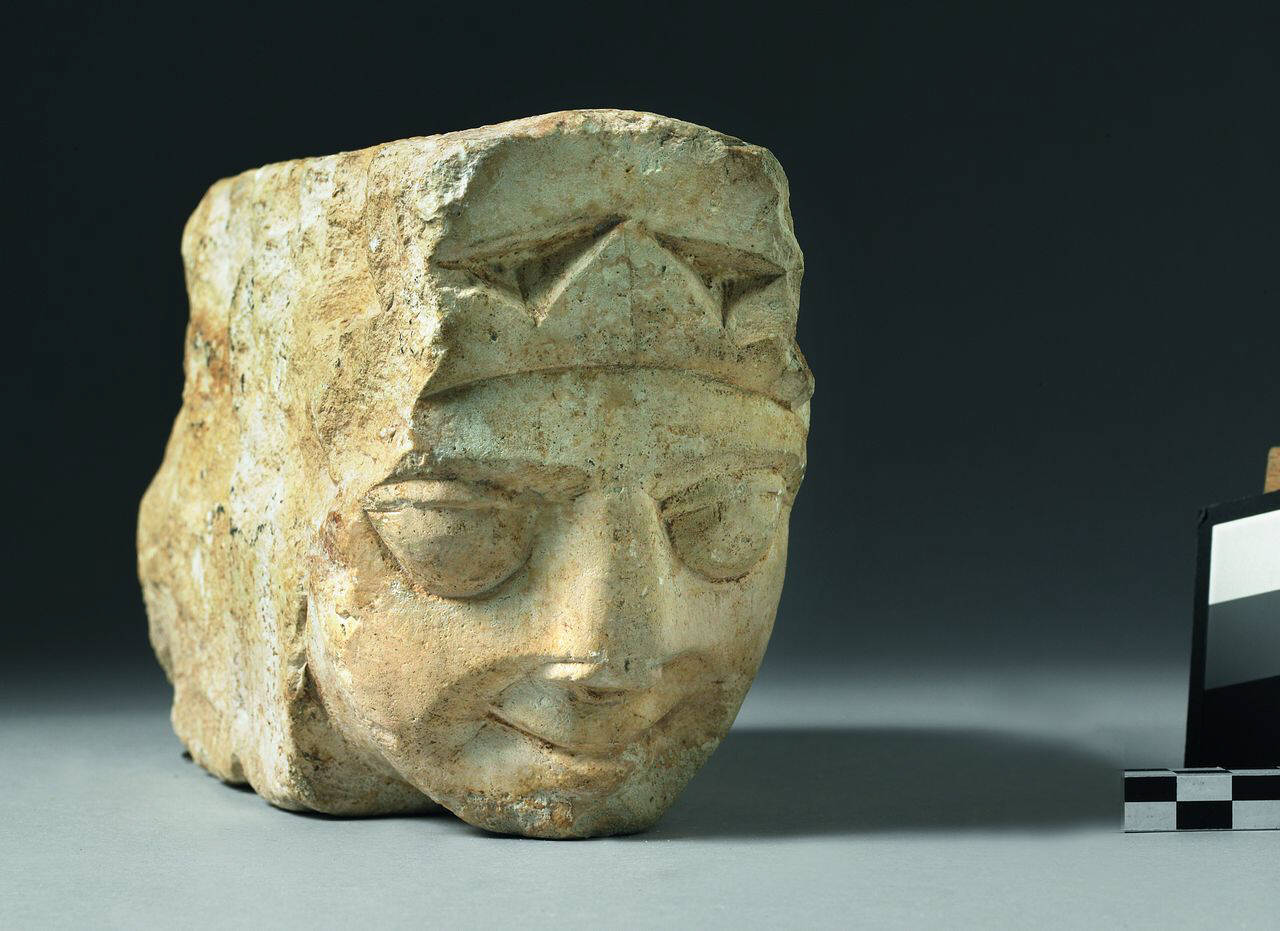 Mensola con testa sorridente cinta da coroncina (mensola) di Maestro del sorriso (terzo quarto sec. XIII)