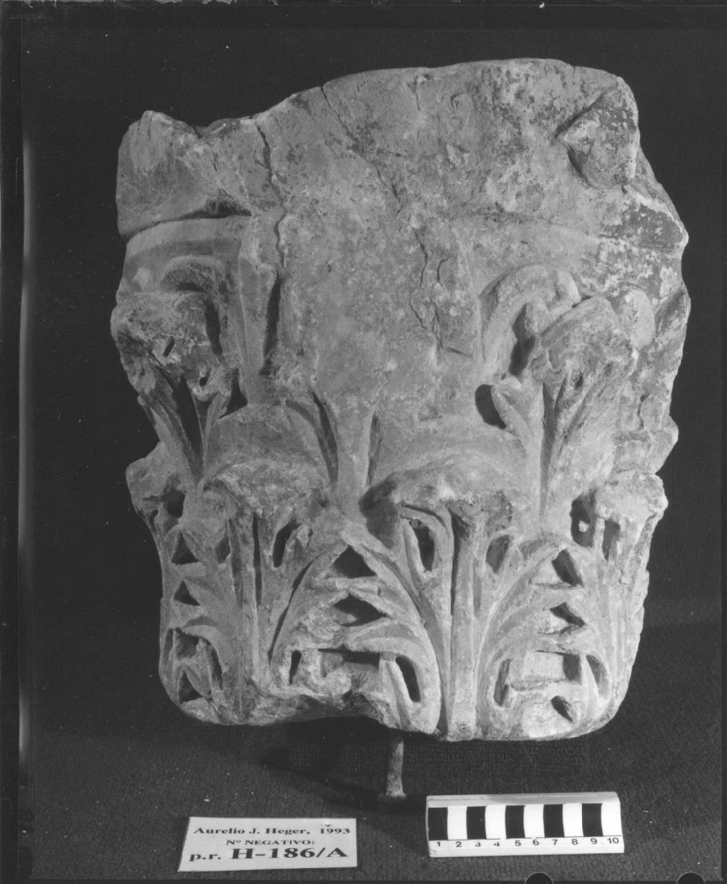 Capitello di semi colonna a due ordini di foglie (capitello di semicolonna) di Scultore - ambito lombardo (sec. XI)