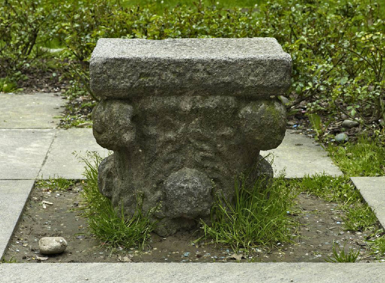 Capitello a due ordini con foglie terminanti a crochet (capitello) di Scultore - ambito lombardo (terzo quarto sec. XV)