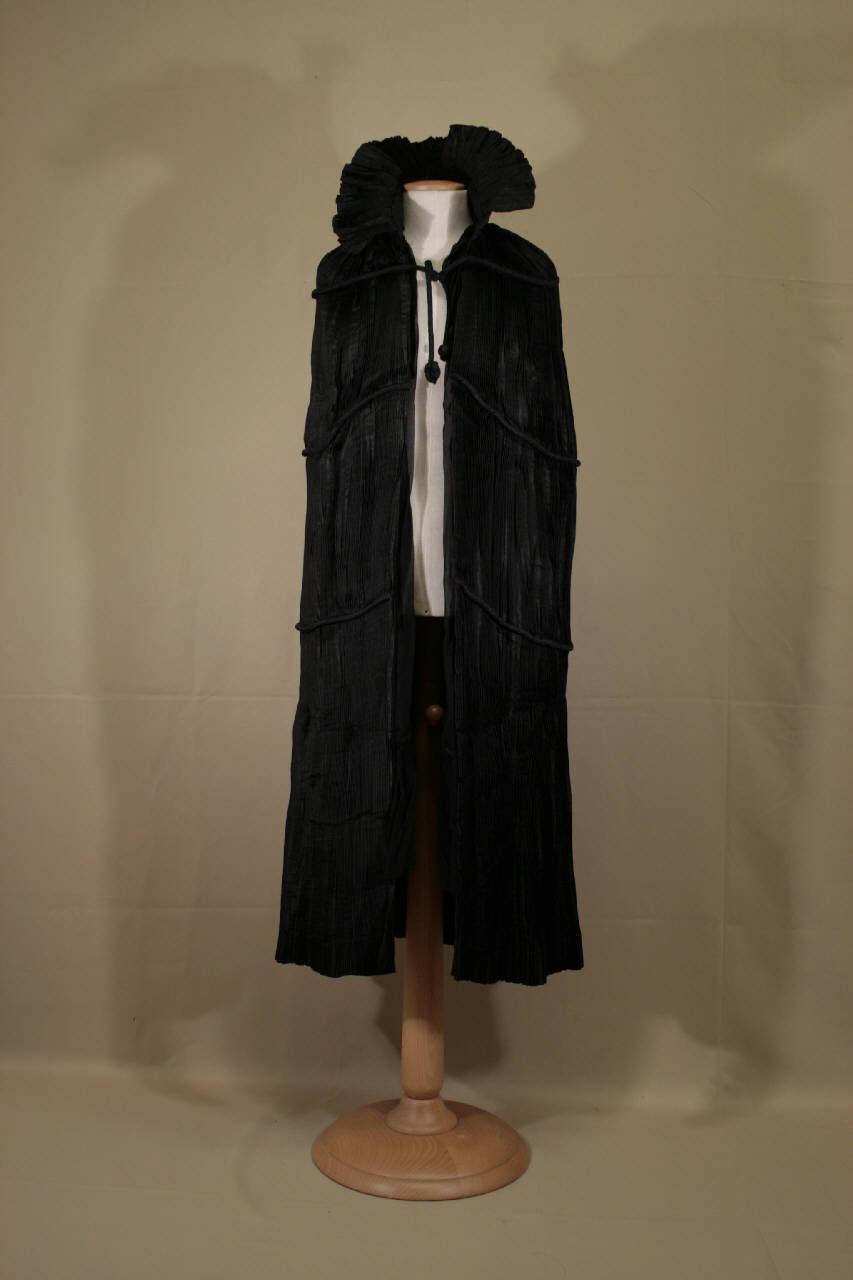 mantello femminile - manifattura italiana (prima metà||metà sec. XX||sec. XX)