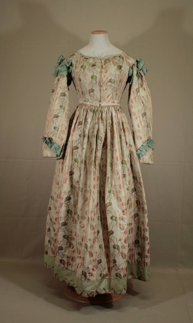 abito femminile - manifattura italiana (prima metà||terzo quarto sec. XIX||sec. XVIII)