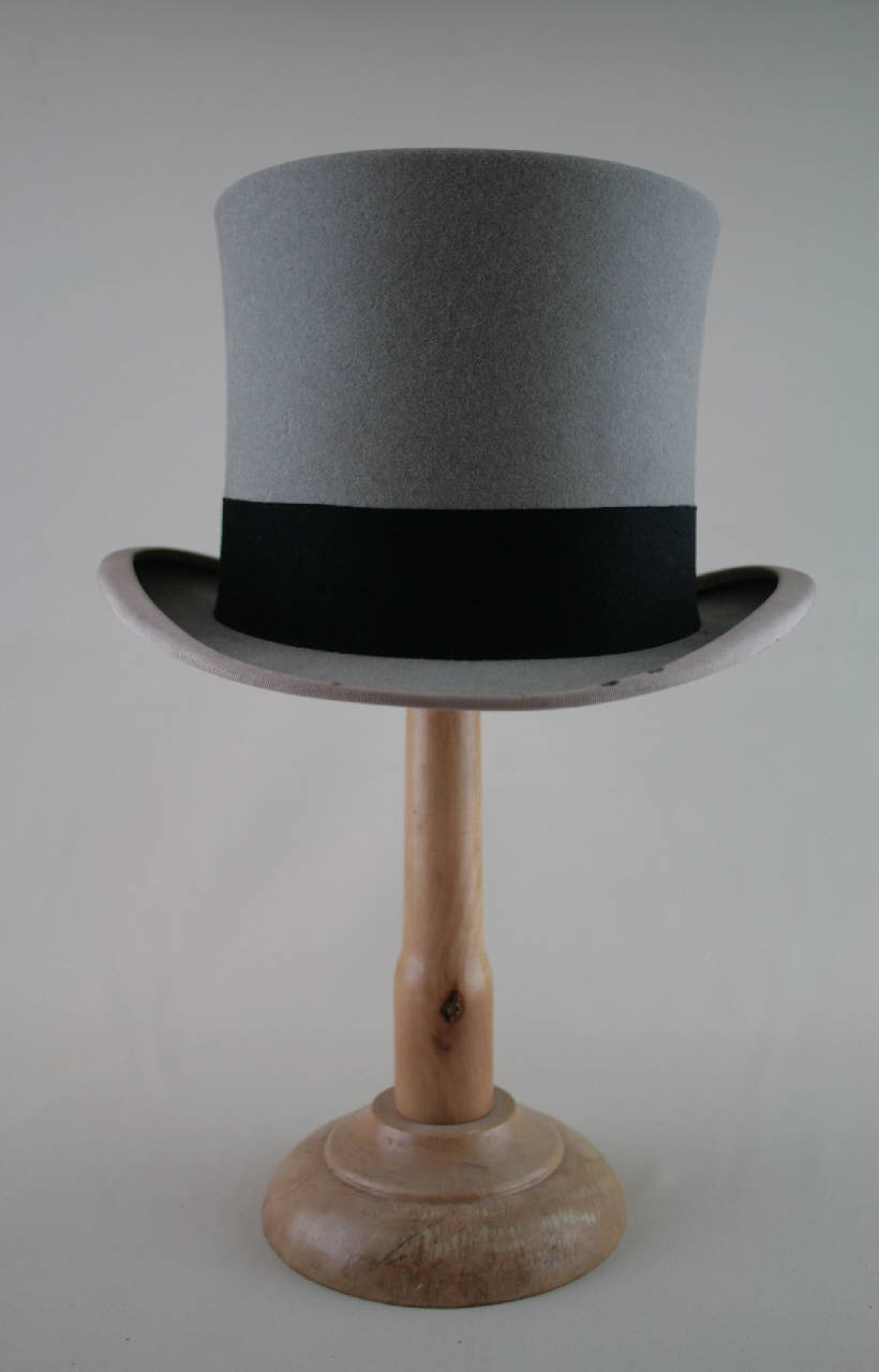 cappello maschile di Henry -Heath limited/ 1882/ 62 Piccadilly W. / Facing/ st. James Street/ By warrant to his majesty the king (inizio sec. XX)