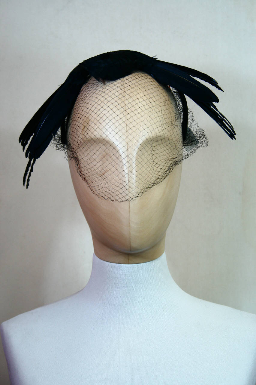 acconciatura femminile di Bonwit Teller; by Therese Ahrena (terzo quarto sec. XX)