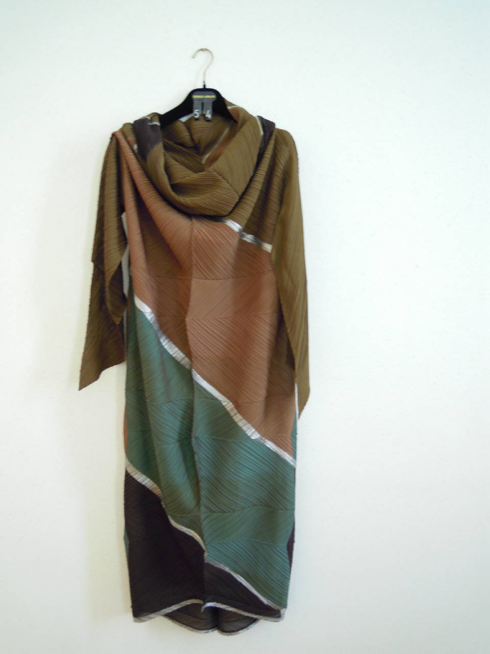 abito femminile di Pleats Please | Issey Miyake (fine/ inizio secc. XX/ XXI)