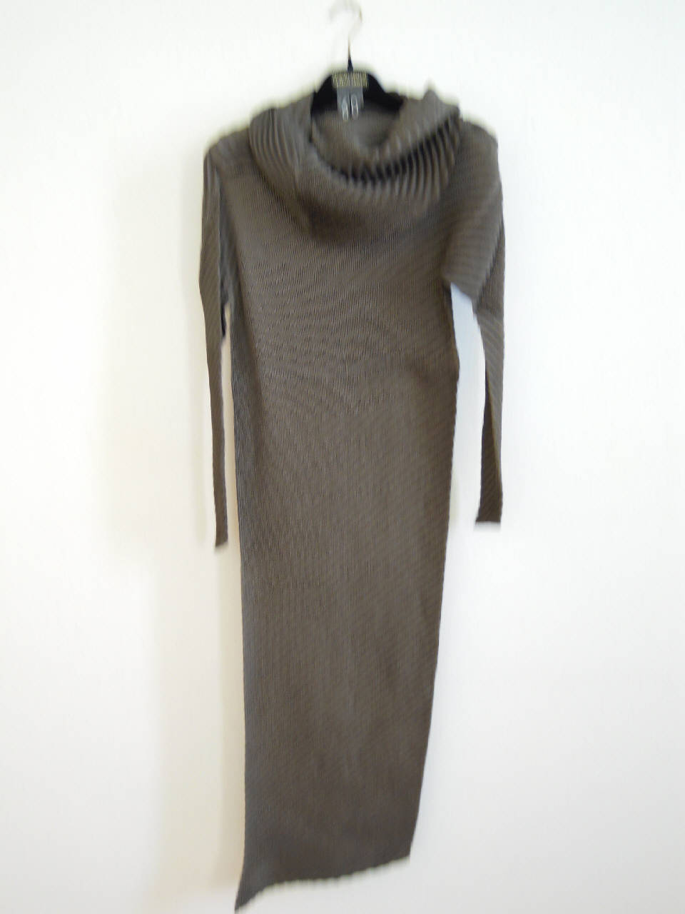 abito femminile di Pleats Please | Issey Miyake (fine/ inizio secc. XX/ XXI)