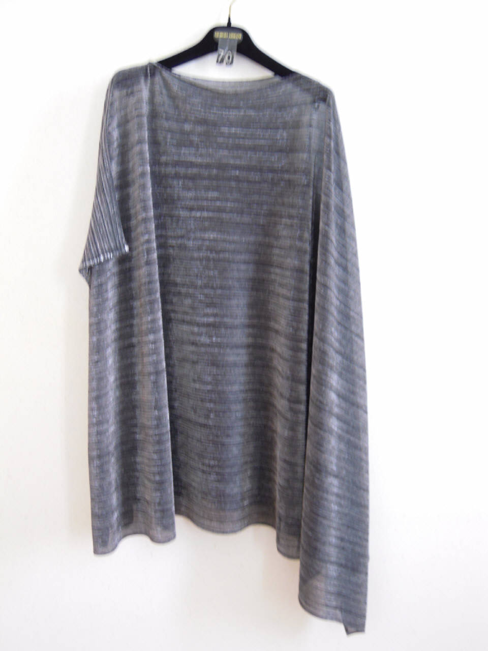 cappa di Pleats Please | Issey Miyake (fine/ inizio secc. XX/ XXI)