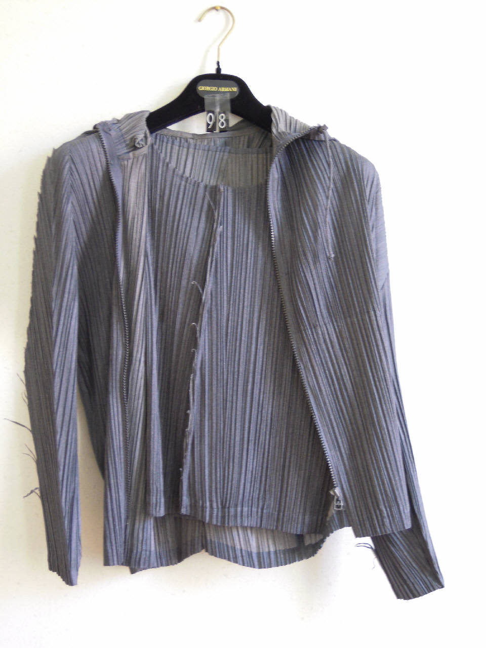 completo femminile di Pleats Please | Issey Miyake (fine/ inizio secc. XX/ XXI)