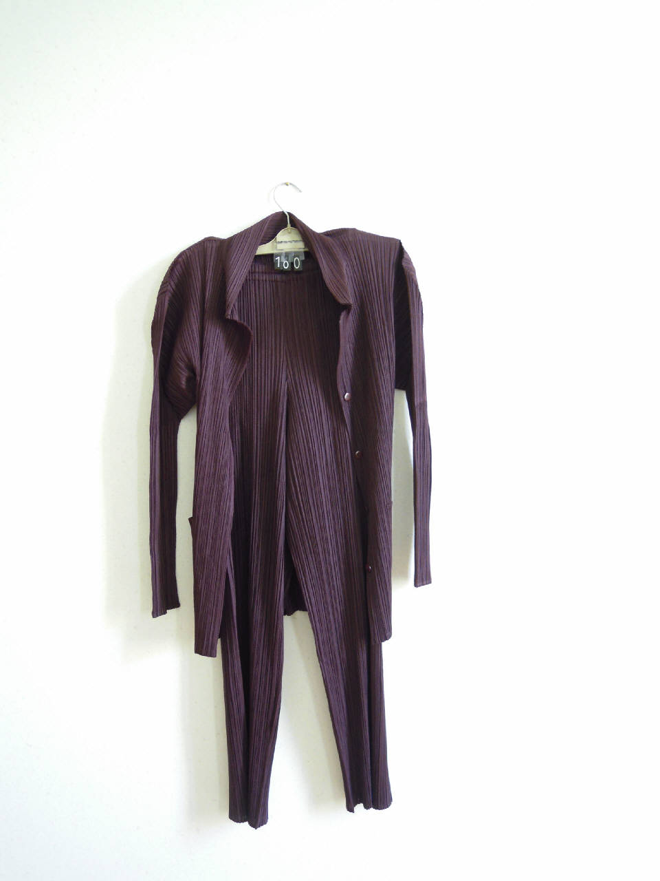 completo femminile di Pleats Please | Issey Miyake (fine/ inizio secc. XX/ XXI)