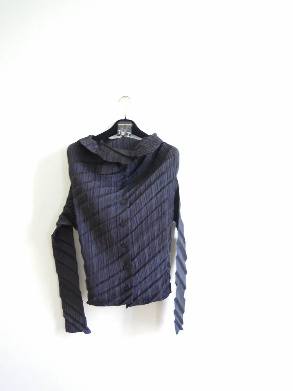 completo femminile di Pleats Please | Issey Miyake (fine/ inizio secc. XX/ XXI)
