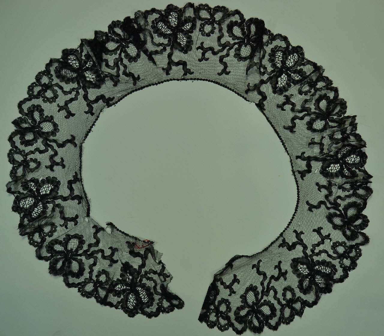 decorazione in merletto - manifattura italiana (ultimo quarto sec. XIX)