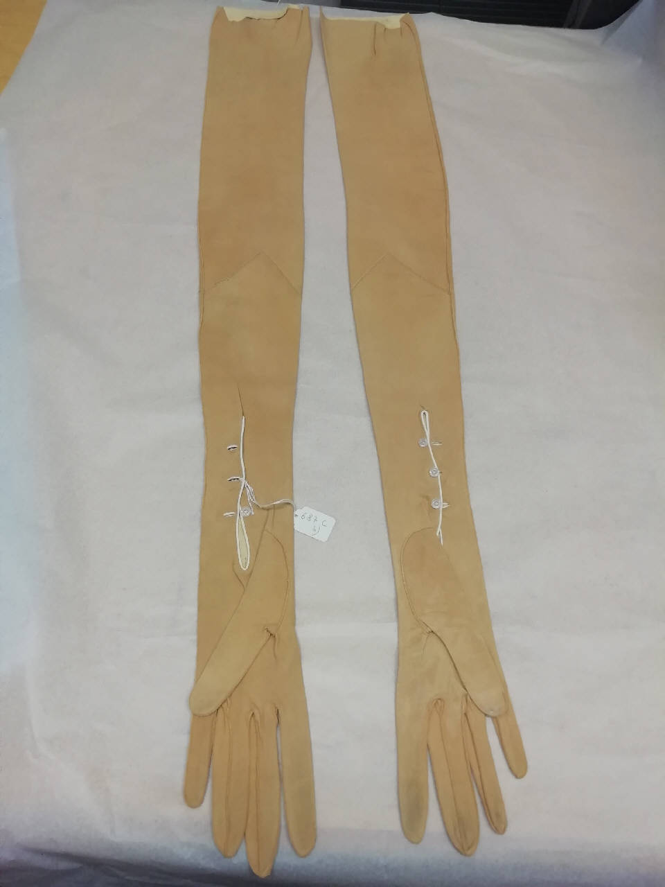 guanto femminile di Bondat Frères & Cie Grenoble - manifattura francese (inizio sec. XX)