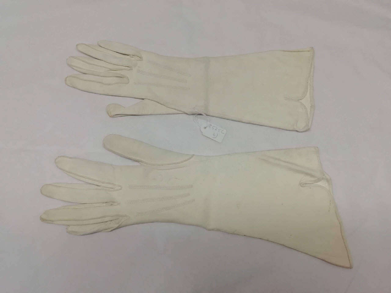 guanto femminile - manifattura italiana (secondo quarto sec. XX)