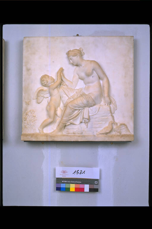VENERE CONSOLA CUPIDO PUNTO DALL'APE (bassorilievo) di Thorvaldsen Bertel (primo quarto sec. XIX)