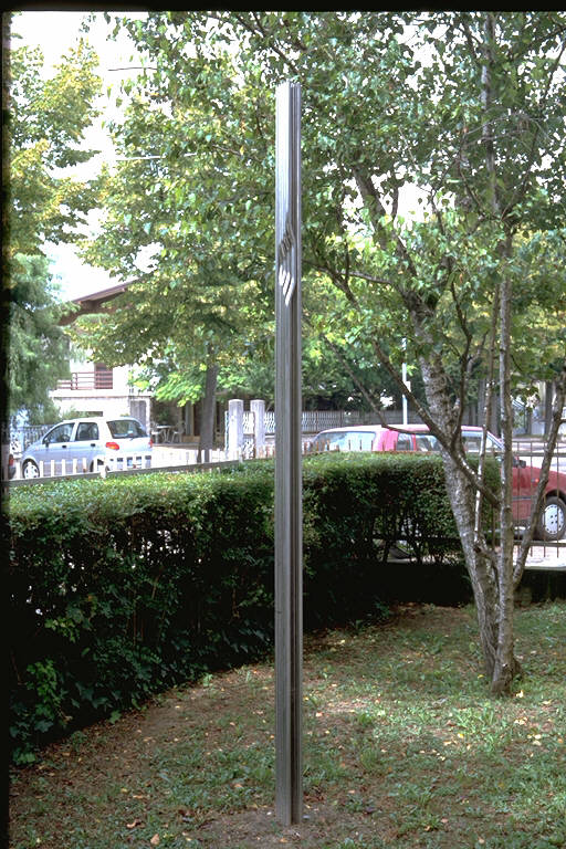 Continuità in opposizione, Linee d'acciaio che si proiettano in alto, determinando a tre quarti d'altezza un incavo modulare (scultura) di Antico, Italo (ultimo quarto sec. XX)